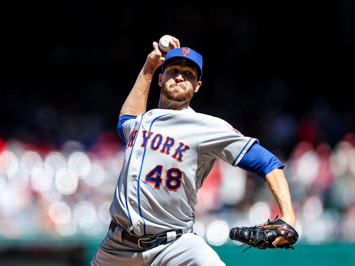 Mets pitcher Jacon deGrom throwing a pitch.